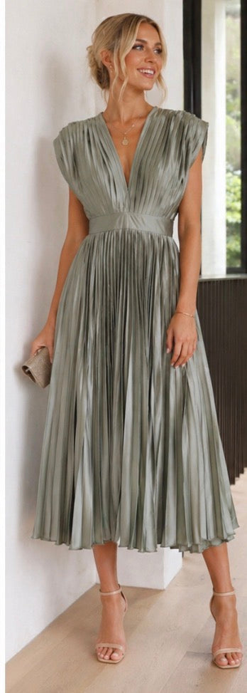 Winona | Timeless Pleated Midi Dress