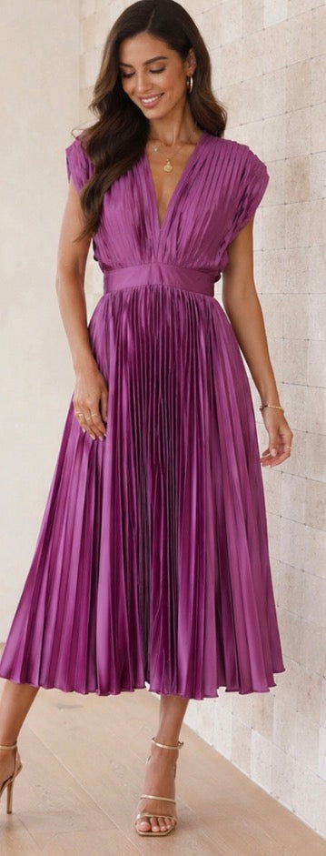 Winona | Timeless Pleated Midi Dress